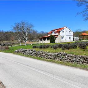 3 Bedroom Villa with Pool & Tennis Court near Sinj, sleeps 8